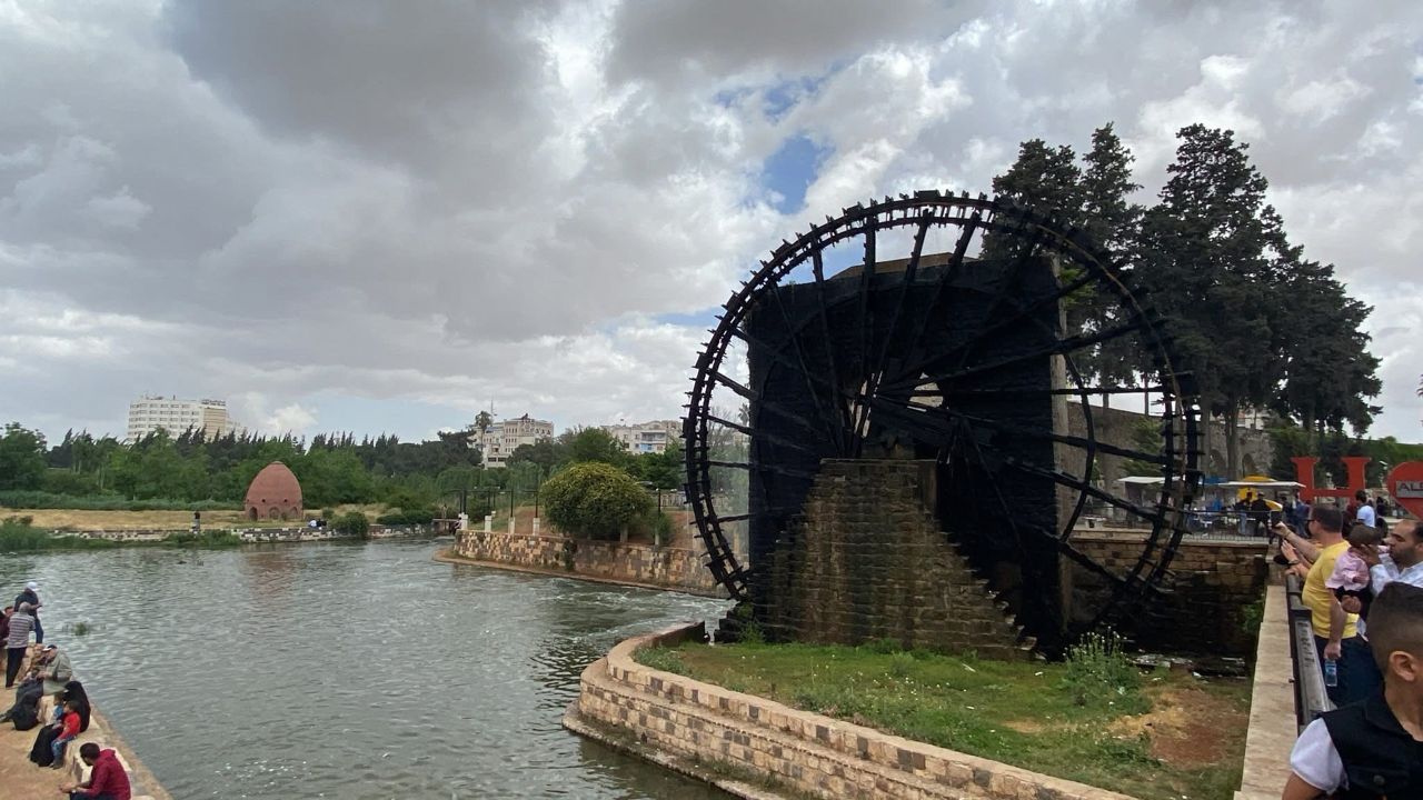 Les Norias de Hama : les géantes de bois qui chantent au bord de l'Oronte Les Norias de Hama : les géantes de bois qui chantent au bord de l’Oronte